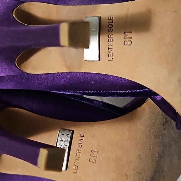 Badgley Mischka satin pumps. - Picture 8 of 8